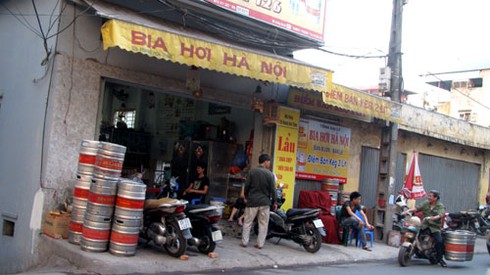 Quán bia đông nghịt khách ngày nắng nóng