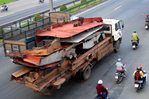 Hung thần quá tải rầm rập trên xa lộ