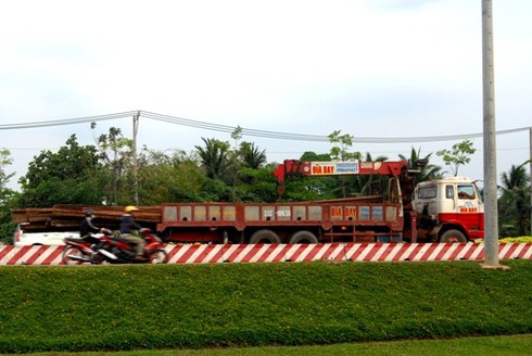 Hung thần quá tải rầm rập trên xa lộ