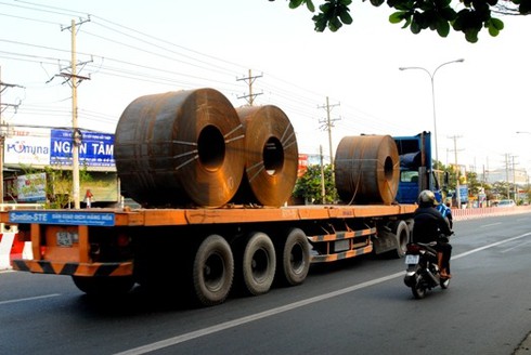 Hung thần quá tải rầm rập trên xa lộ