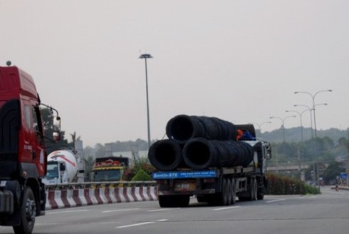 Hung thần quá tải rầm rập trên xa lộ