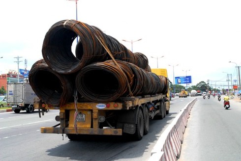 Hung thần quá tải rầm rập trên xa lộ