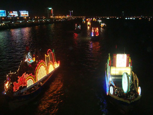 Sông Hàn bừng sáng đại tiệc pháo hoa