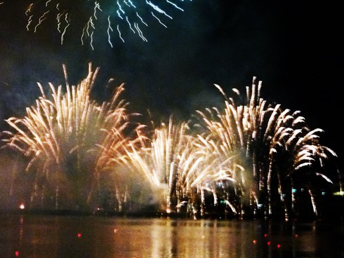 Sông Hàn bừng sáng đại tiệc pháo hoa