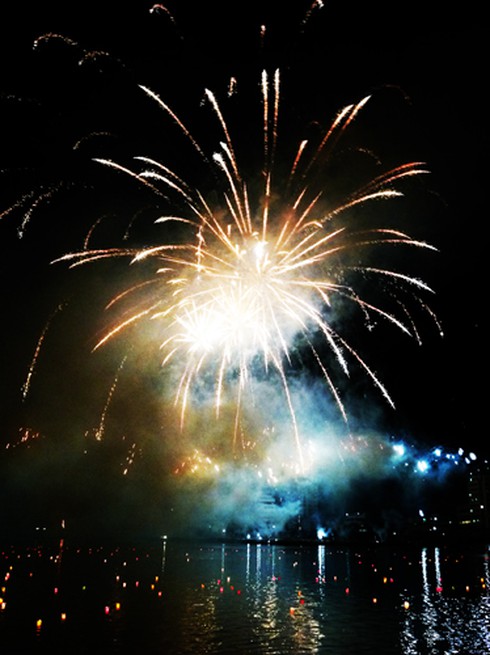 Sông Hàn bừng sáng đại tiệc pháo hoa
