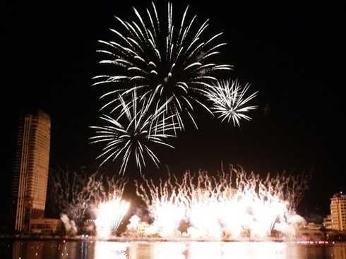 Sông Hàn bừng sáng đại tiệc pháo hoa