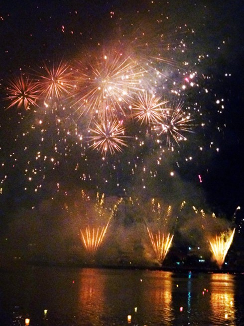 Sông Hàn bừng sáng đại tiệc pháo hoa