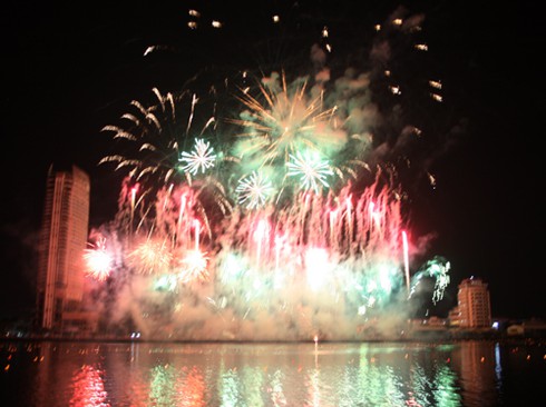 Sông Hàn bừng sáng đại tiệc pháo hoa