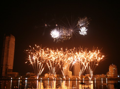 Sông Hàn bừng sáng đại tiệc pháo hoa