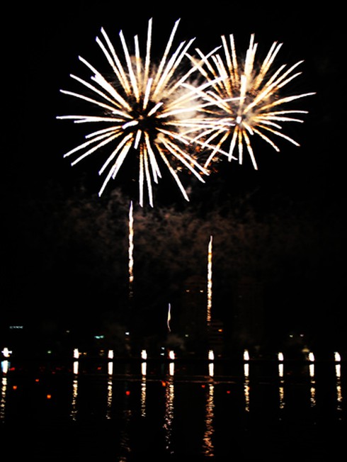 Sông Hàn bừng sáng đại tiệc pháo hoa