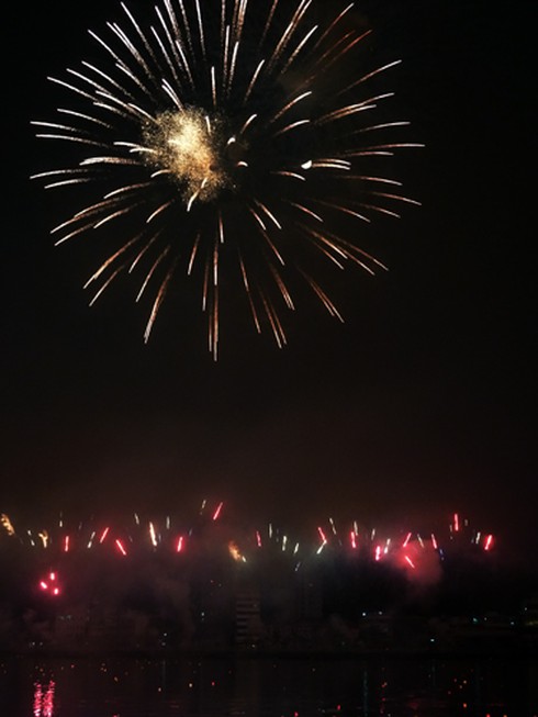 Sông Hàn bừng sáng đại tiệc pháo hoa