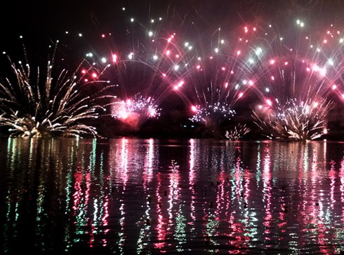 Sông Hàn bừng sáng đại tiệc pháo hoa