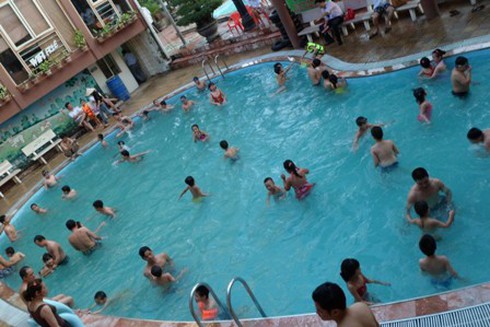Hà Nội: Nóng đỉnh điểm, bể bơi quá tải, tăng giá