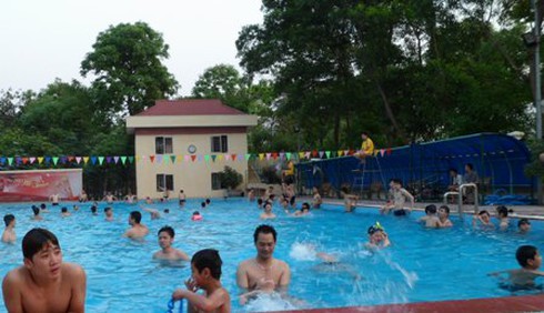 Hà Nội: Nóng đỉnh điểm, bể bơi quá tải, tăng giá