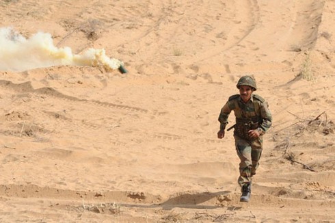 Chùm ảnh: Ấn Độ tập trận ngay sát biên giới Pakistan