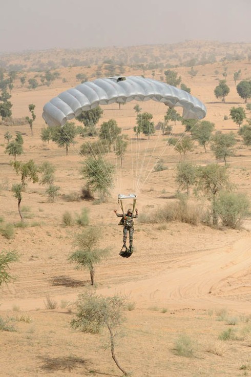 Chùm ảnh: Ấn Độ tập trận ngay sát biên giới Pakistan
