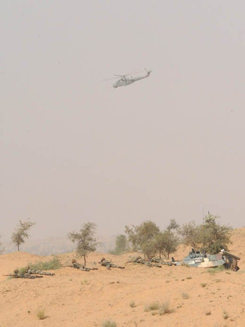 Chùm ảnh: Ấn Độ tập trận ngay sát biên giới Pakistan