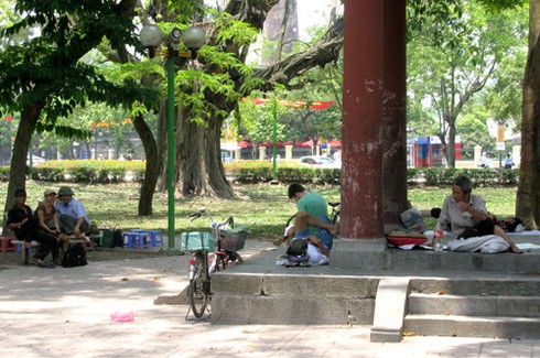 Muôn vẻ người dân đối phó nắng nóng