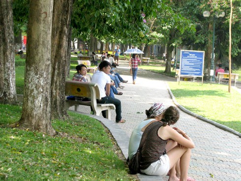 Muôn vẻ người dân đối phó nắng nóng