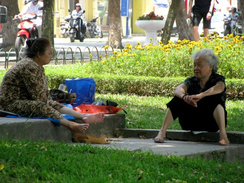 Muôn vẻ người dân đối phó nắng nóng