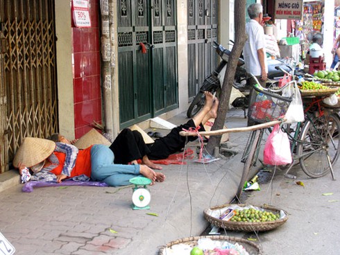 Muôn vẻ người dân đối phó nắng nóng