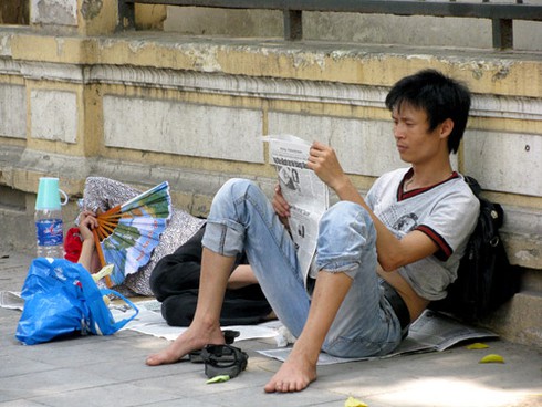 Muôn vẻ người dân đối phó nắng nóng