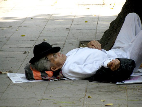 Muôn vẻ người dân đối phó nắng nóng