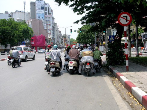 Muôn vẻ người dân đối phó nắng nóng