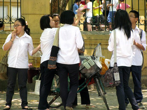 Muôn vẻ người dân đối phó nắng nóng