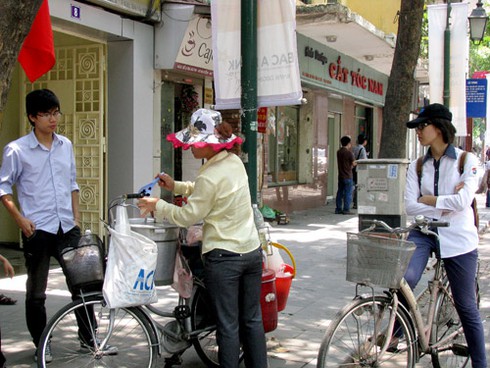 Muôn vẻ người dân đối phó nắng nóng