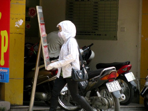 Muôn vẻ người dân đối phó nắng nóng