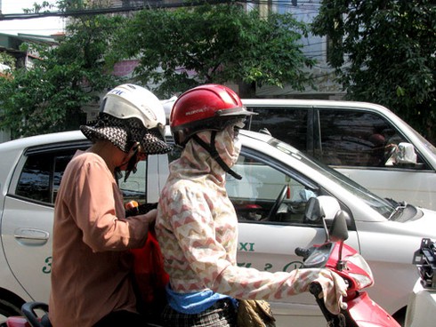 Muôn vẻ người dân đối phó nắng nóng