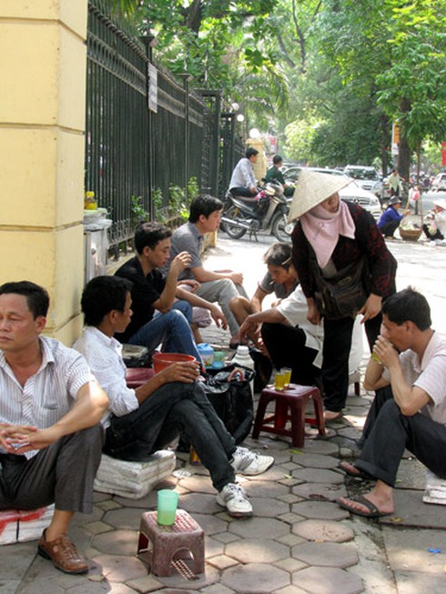 Muôn vẻ người dân đối phó nắng nóng