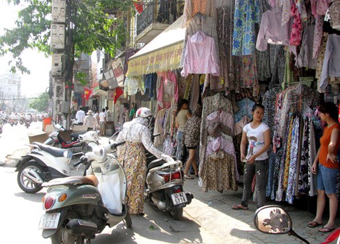 Muôn vẻ người dân đối phó nắng nóng