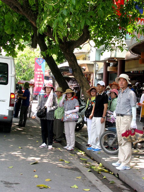 Muôn vẻ người dân đối phó nắng nóng
