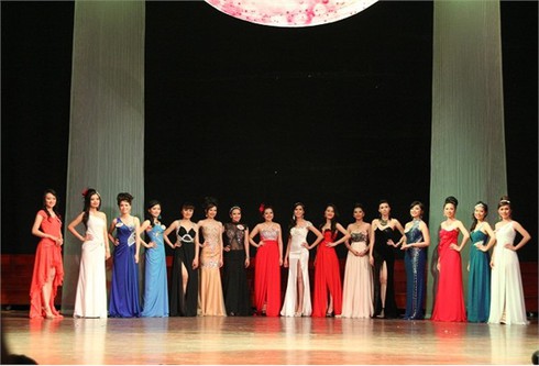 Ngắm nữ sinh ngoại thương xinh đẹp, đa tài