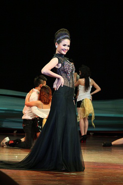 Ngắm nữ sinh ngoại thương xinh đẹp, đa tài