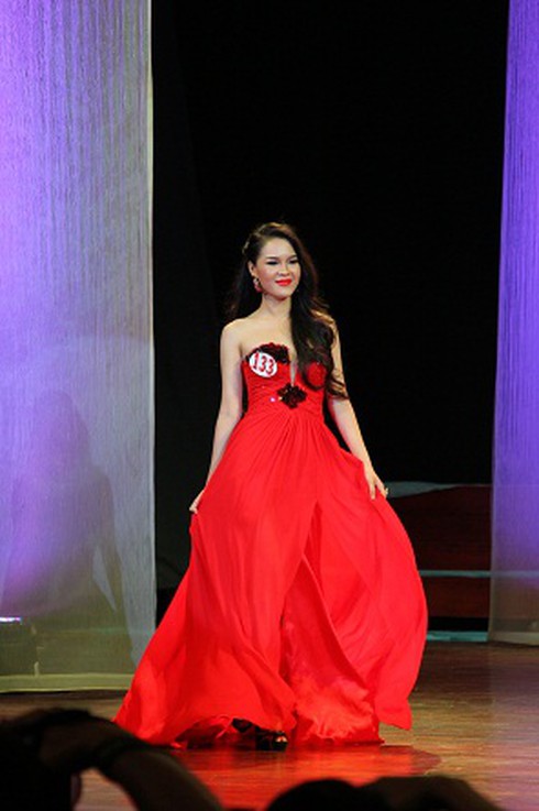 Ngắm nữ sinh ngoại thương xinh đẹp, đa tài