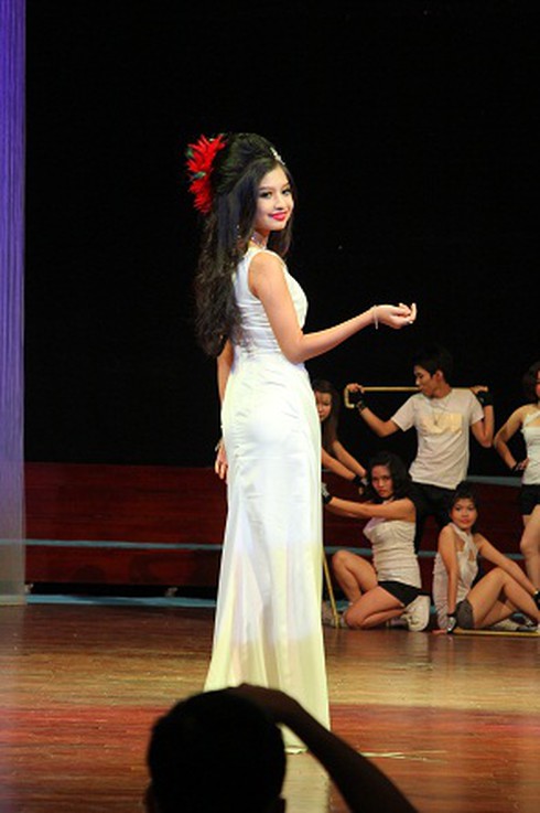 Ngắm nữ sinh ngoại thương xinh đẹp, đa tài