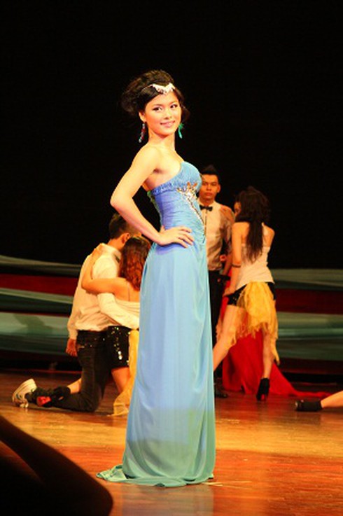 Ngắm nữ sinh ngoại thương xinh đẹp, đa tài