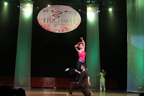 Ngắm nữ sinh ngoại thương xinh đẹp, đa tài