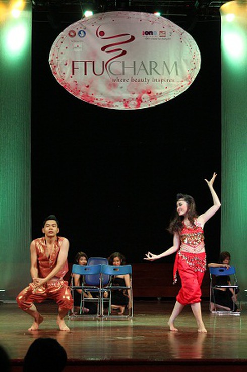 Ngắm nữ sinh ngoại thương xinh đẹp, đa tài