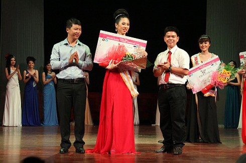 Ngắm nữ sinh ngoại thương xinh đẹp, đa tài