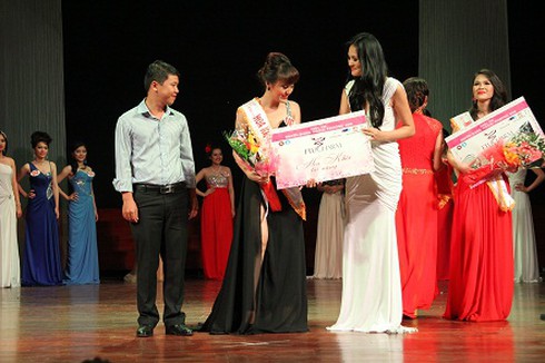 Ngắm nữ sinh ngoại thương xinh đẹp, đa tài