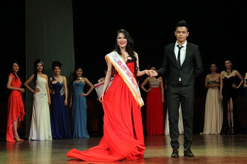 Ngắm nữ sinh ngoại thương xinh đẹp, đa tài