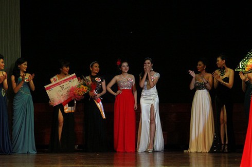 Ngắm nữ sinh ngoại thương xinh đẹp, đa tài