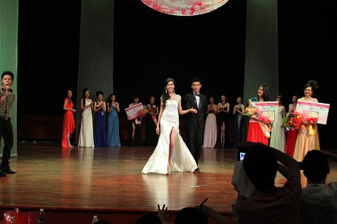 Ngắm nữ sinh ngoại thương xinh đẹp, đa tài