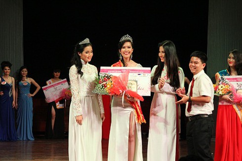 Ngắm nữ sinh ngoại thương xinh đẹp, đa tài