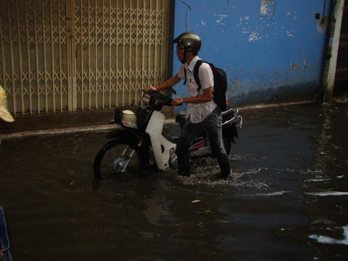 Hà Nội ngập cục bộ sau cơn mưa ngắn