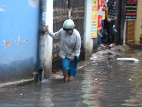 Hà Nội ngập cục bộ sau cơn mưa ngắn